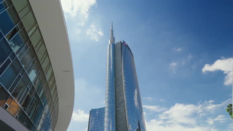 Majestätischer-Wolkenkratzer-Der-UniCredit-Group-Unter-Klarem-Blauen-Himmel-Im-Modernen-Mailand