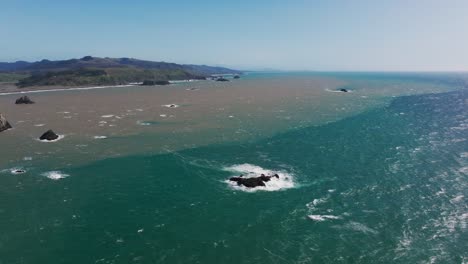 La-Mezcla-De-Agua-Del-Océano-Y-Del-Río-Interior-En-Un-Día-Ventoso-En-El-Norte-De-California