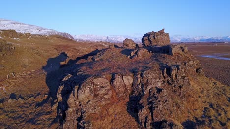 Rocas-Escarpadas-Y-Paisajes-En-Islandia-Con-Cálida-Luz-Solar-Y-Fondo-Montañoso
