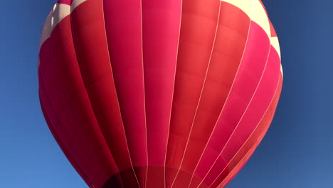 Un-Globo-Aerostático-Se-Lanza-Desde-El-Parque-Mientras-Gira-Para-La-Multitud.