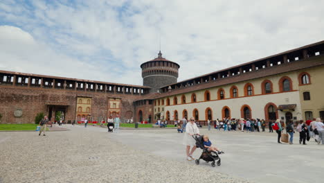 Turistas-Y-Lugareños-Fuera-Del-Histórico-Castillo-Sforza-En-Milán