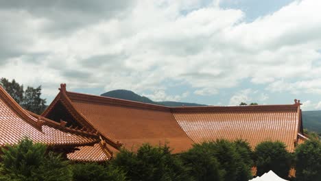 Zeitraffer-Buddhistischer-Tempelgebäude-Mit-Bergen-Im-Hintergrund