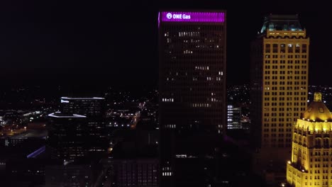 Luftaufnahmen-Der-Innenstadt-Von-Tulsa-Bei-Nacht-Per-Drohne