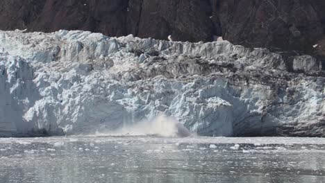 Glacier-Bay-Alaska,-Margerie-Glacier-big-chunk-of-ice-calving