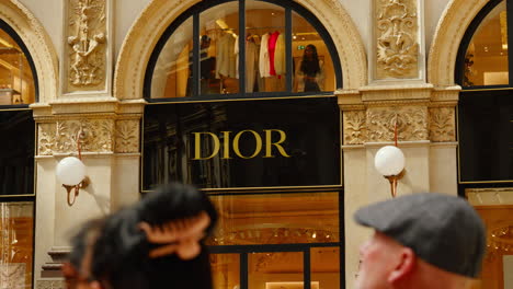 Elegante-Escaparate-De-Una-Marca-De-Moda-De-Lujo-Dior-En-Milán-Galleria-Vittorio-Emanuele-Ii