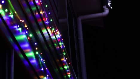Kippbare-Ansicht-Von-Weihnachtsbeleuchtung-Und-Dekorationen-Auf-Dem-Haus-In-Der-Nacht