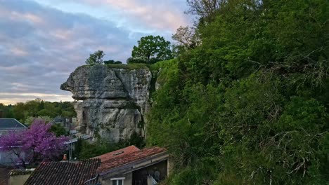 Felsklippen-Und-Häuser-Von-Poitiers-In-Frankreich