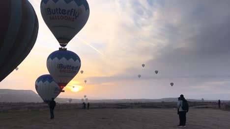 Gruppe-Von-Heißluftballons-Bereitet-Sich-Auf-Den-Flug-Vor,-Ansicht-Nach-Rechts-Schwenken