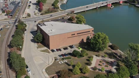 Aerial-drone-view-of-downtown-Green-Bay-Wisconsin,-Brown-County's-Neville-Public-Museum