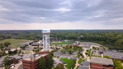 Luftaufnahme-Des-Baseballstadions-Und-Des-Wasserturms-In-Der-Innenstadt-Von-Beloit,-Wisconsin-Bei-Bewölktem-Himmel