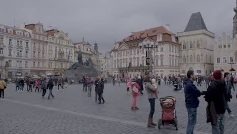 Toma-Panorámica-Sobre-La-Bulliciosa-Plaza-Del-Casco-Antiguo-De-Praga-Con-Turistas-Y-Lugareños-Durante-El-Día.