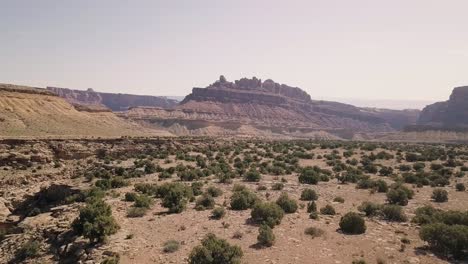 Unglaublich-Schöne-Drohnenaufnahmen-Vom-Flug-Zum-Mesa-Rock-über-Wüstental,-Büsche-Und-Landschaft-Im-Black-Dragon-Canyon-Im-Green-River,-Utah,-USA