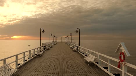 Schöner,-Sanfter-Spaziergang-Von-Einem-Holzsteg-In-Richtung-Ostsee-Und-Dem-Sonnenaufgang-Am-Horizont,-Gdynia,-Polen