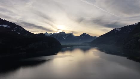 Drohnenansicht-Des-Wunderschönen-Sonnenaufgangs-über-Dem-Walensee,-Walenstadt,-Weesen,-Quinten-Und-Den-Churfirsten,-Schweiz