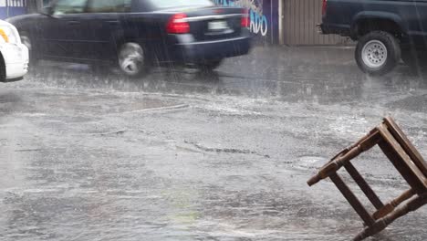 Anciana-Llevando-Una-Silla-Bajo-Una-Intensa-Lluvia-En-La-Ciudad-De-México