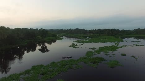 Luftaufnahme-Des-Orinoco-Deltas,-Zwei-Personen-In-Einem-Kanu-Paddeln