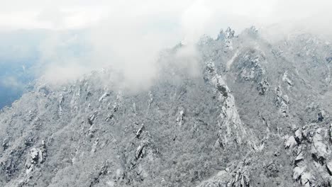 Schneebedeckte-Berge-Mit-Drohnen-Seoraksan,-Südkorea
