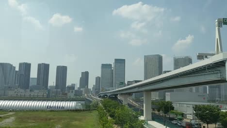 La-Vista-De-La-Ciudad-Mientras-Viaja-En-Un-Tren-En-Japón.