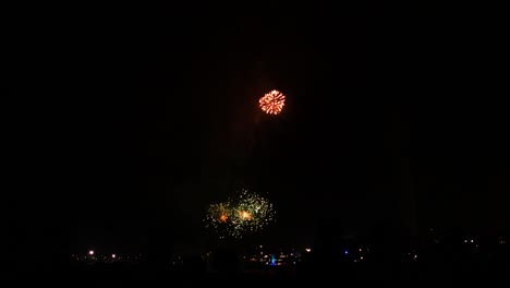 Big-Beautiful-Fireworks-Display-On-New-Years-Eve-Night-In-Wollongong,-Nsw-2024