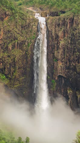 Lapso-De-Tiempo-Vertical-De-4k,-Cataratas-Wallaman,-Hito-Natural-De-Queensland,-Australia,-Parque-Nacional-Girringun