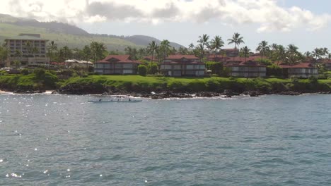 Footage-of-Wailea-Point-in-Hawaii,-paddle-boarders-and-dragon-boats-in-the-water