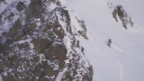 Hombre-Usando-Picahielos-Subiendo-Una-Montaña-Nevada-En-Los-Alpes-Franceses-Durante-Un-Frío-Invierno