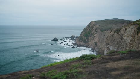 Wellen,-Die-An-Einem-Trüben-Tag-Gegen-Eine-Steile-Klippe-Im-Norden-Kaliforniens-Krachen
