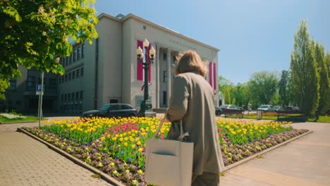 Teatro-De-Estilo-Soviético-En-El-Centro-Histórico-De-Daugavpils-Letonia-Con-Una-Mujer-Pasando