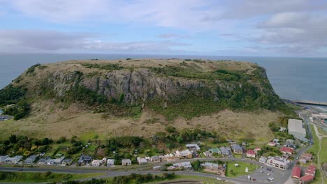 Aufsteigende-Antenne-Des-Nut-Mountain-Mit-Stanley-Town-Houses-Im-Vordergrund,-Tasmanien,-Australien