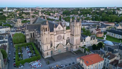 Kathedrale-Von-St.-Peter-Oder-Pierre-In-Der-Stadt-Poitiers,-Frankreich