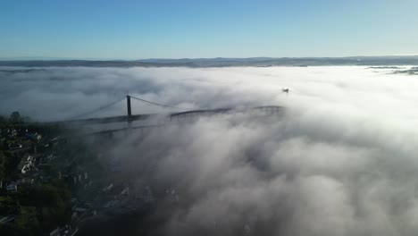 Dichter-Morgennebel-Bedeckt-Die-Tamar-Bridge-Und-Die-Royal-Albert-Bridge-Zwischen-Devon-Und-Cornwall,-Luftaufnahme-über-Dem-Nebel