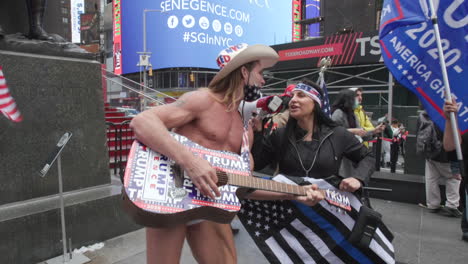 El-Vaquero-Desnudo-Cantando-En-Times-Square-En-Nueva-York-Justo-Antes-De-Las-Elecciones-De-2020.