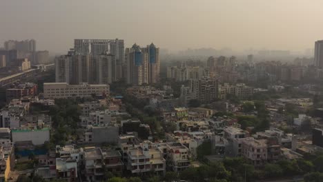 Luftaufnahmen-Von-Städtischen-Gebäuden,-Wohnhäusern-Und-Der-Umweltverschmutzung-In-Neu-Delhi,-Indien,-4K-UHD