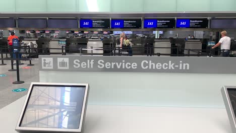 Verlassene-Warteschlange-Beim-Check-in-Am-Flughafen-Während-Einer-Pandemie