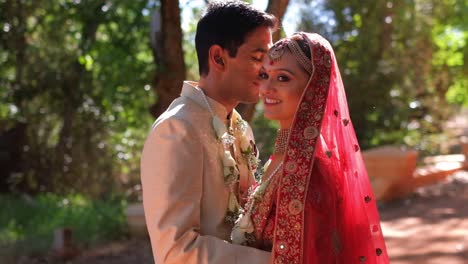 Schönes-Porträt-Eines-Indischen-Hindu-Paares-In-Traditioneller-Kleidung-Während-Ihres-Hochzeitstages