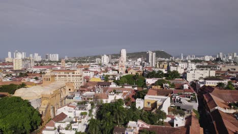 órbita-Aérea-Ciudad-Urbana-Cartagena-En-Colombia-En-Un-Día-Nublado