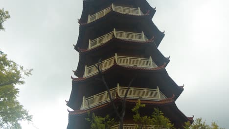 Blick-Von-Unten-Auf-Den-Turm-Eines-Buddhistischen-Tempels