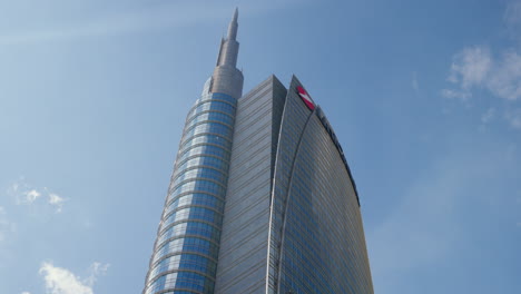 Moderno-Rascacielos-Del-Grupo-Unicredit-Contra-El-Cielo-Azul-En-Milán,-Italia.