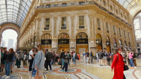 Belebten-Mailänder-Arkaden-Galleria-Vittorio-Emanuele-II-Mit-Käufern-Von-Designer-Läden