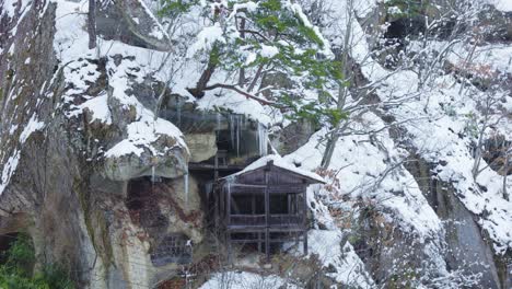 Buddhistischer-Bergtempel-Auf-Eisbedecktem-Berghang-In-Yamagata,-Japan