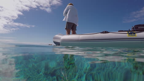 Mann-Steht-Paddelnd-Schlauchboot-Und-Schaut-Sich-Um,-Meer-Lagune-Handheld-Slomo