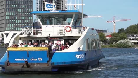 Menschen-Auf-Der-Fähre-Im-Amsterdamer-Kanal,-Sonniger-Tag