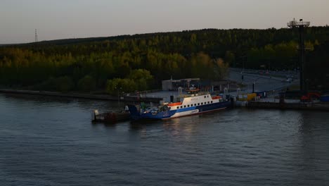 El-Ferry-Baltija-Ha-Llegado-A-Los-Muelles-Y-Está-Esperando-Que-Los-Coches-Vayan-Al-Ferry-Y-Los-Trasladen-A-Través-De-La-Laguna-De-Curlandia.