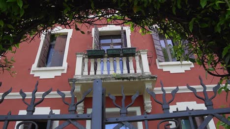 Malerische-Außenansicht-Durch-Tor-Mit-Pflanzen-Und-Balkon-Von-Italienischem-Architekturhaus