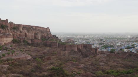 Antiguo-Fuerte-Histórico-Con-Vista-Azul-De-La-Ciudad-Y-Un-Espectacular-Video-Del-Cielo-Del-Atardecer-Tomado-En-El-Fuerte-De-Mehrangarh-Jodhpur-Rajasthan-India