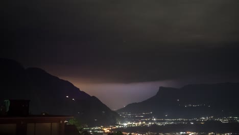 Zeitraffer-Sequenz-Eines-Gewitters-über-Den-Alpen-In-Meran,-Italien