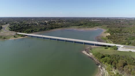 Video-Aéreo-Del-Lago-Lavon-En-El-Lado-Noroeste-Con-Un-Automóvil-Cruzando-El-Puente.