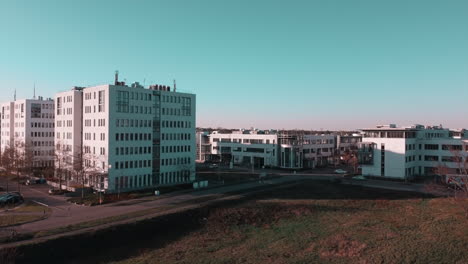 Flug-über-Einen-Technologiepark-Mit-Bürogebäuden-In-Mitteleuropa-In-Zeiten-Einer-Ausgangssperre-Bei-Sonnenuntergang
