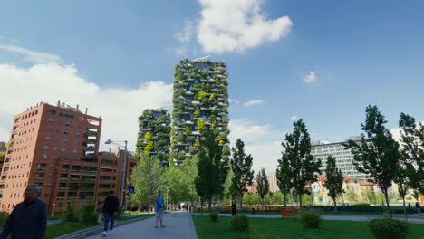 Stadtparkszene-Mit-Modernem-Vertikalen-Waldgebäude-In-Mailand