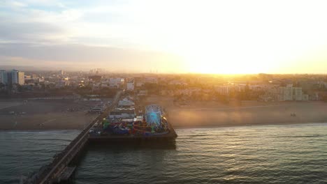 Wunderschöner-Flug-über-Das-Riesenrad-In-Santa-Monica-Während-Der-Goldenen-Stunde-Des-Sonnenaufgangs